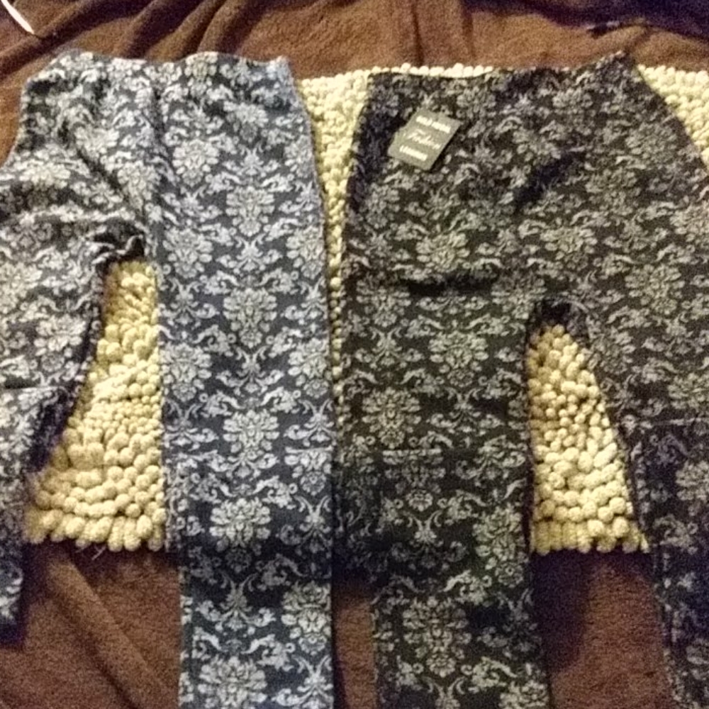 Two pair women's Leggings Size S/M 90-135 LBS